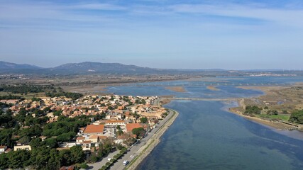 vue aérienne des plages, du port et des chalets en bois de Gruissan, Aude, France