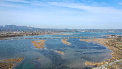 vue aérienne des plages, du port et des chalets en bois de Gruissan, Aude, France