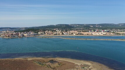 vue a&eacute;rienne des plages, du port et des chalets en bois de Gruissan, Aude, France