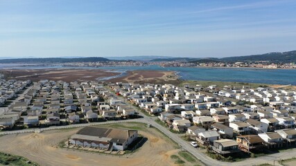 vue aérienne des plages, du port et des chalets en bois de Gruissan, Aude, France