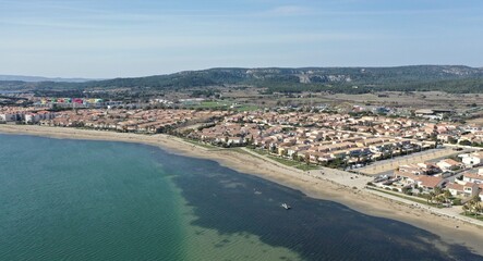Fototapeta premium vue aérienne des plages, du port et des chalets en bois de Gruissan, Aude, France