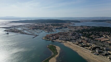 vue aérienne des plages, du port et des chalets en bois de Gruissan, Aude, France
