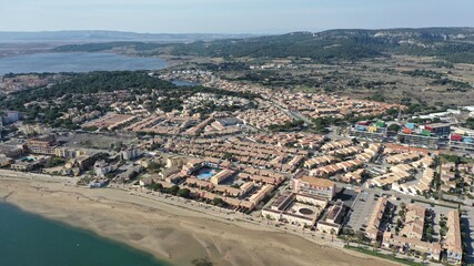Fototapeta na wymiar vue aérienne des plages, du port et des chalets en bois de Gruissan, Aude, France