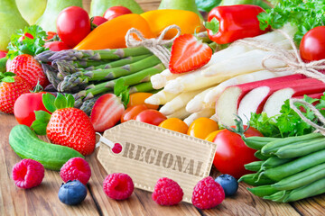 Regionales Obst und Gemüse mit Label auf Holz
