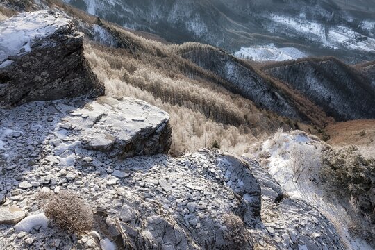 長野県・美ヶ原高原 冬の岩場と霧氷の風景