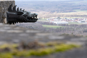 Wasserspeier an der Burgmauer mit Panorama Blick