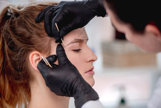 Master making eyebrows permanent makeup