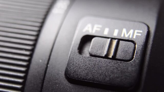 the autofocus switch on the camera lens. The light fades out smoothly and lights up on the lens and the AF MF switch, manual focus.