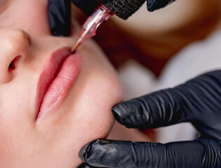 Master making lips permanent makeup