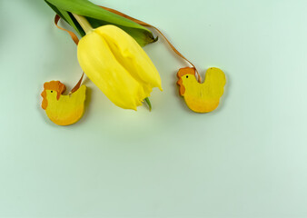 Żółte tulipany, jajka, świeczki i ozdoby Wielkanocne. © Krzysztof Głowacki