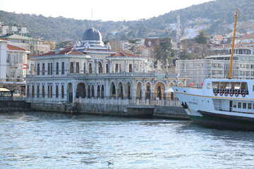Naklejka premium Istanbul Buyukada ferry pier and people