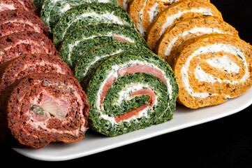 roladki, jedzenie, przekąska, smaczny, przepyszny, swiezy, spirala, płyta, domowe, szpinak, łosoś, ryba, warzywa, marchewka, serek