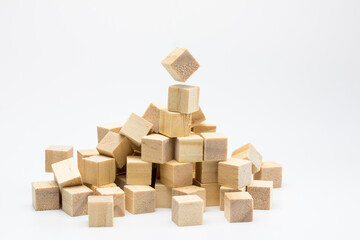Montaña de bloques o piezas de madera de madera 
