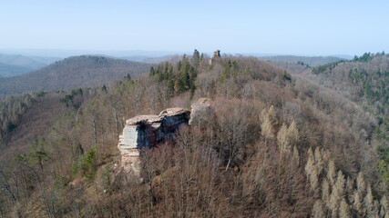 Ch&acirc;teau dans la for&ecirc;t en drone