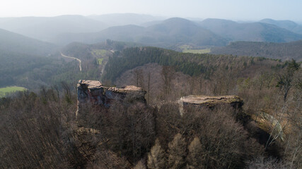 Ch&acirc;teau dans la for&ecirc;t en drone