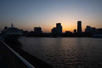 横浜港大さん橋国際客船ターミナルからみなとみらいと富士山を望む - 夕景