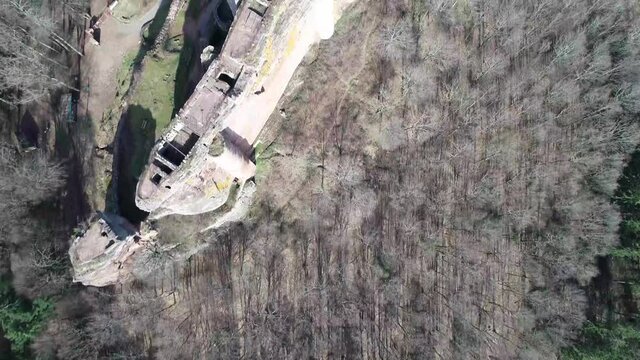 Ch&acirc;teau du Fleckenstein en drone, cam&eacute;ra vers le bas 