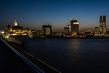 Fototapeta na wymiar 横浜港大さん橋国際客船ターミナルからみなとみらいを望む - 夜景