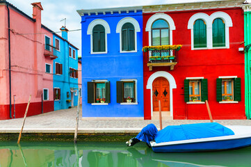 Fototapeta na wymiar Colorful houses on the canal in Burano island, Venice, Italy. Famous travel destination.