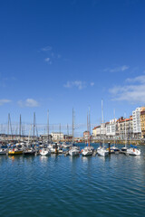 Fototapeta na wymiar Puerto deportivo de Gijón