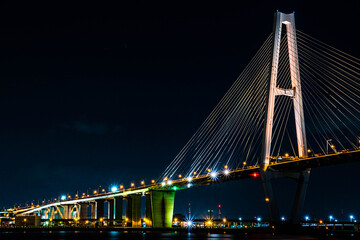 Fototapeta na wymiar A huge bridge that shines at night 