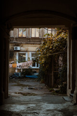 Fototapeta na wymiar entrance to the courtyard through the arch. city ​​walk