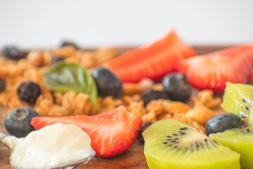 yogurt natural y ensalada de frutas y frutos secos para desayunos saludables