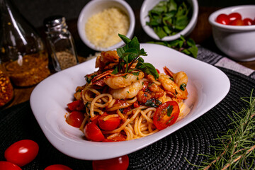 shrimp noodles with tomatoes