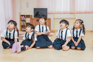 Fototapeta premium お遊戯をする子供