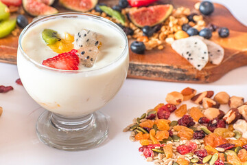 yogurt natural y ensalada de frutas y frutos secos para desayunos saludables