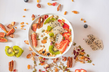 yogurt natural y ensalada de frutas y frutos secos para desayunos saludables