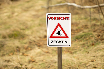 Achtung Zeckengefahr - Zeckenschild - Vorsicht Zecken