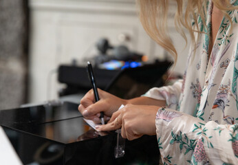 Fototapeta na wymiar femme en train de signer sur un bout de papier