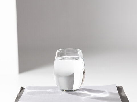 Verre D'eau Transparent Rempli Sur Fond Blanc En Studio