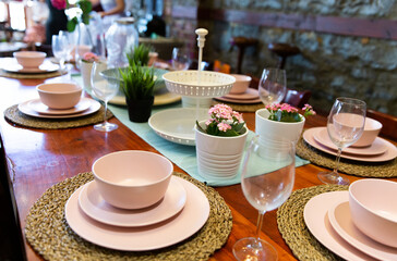 présentation d'une table pleine d'assiettes et de bols colorés dans des teintes pastel