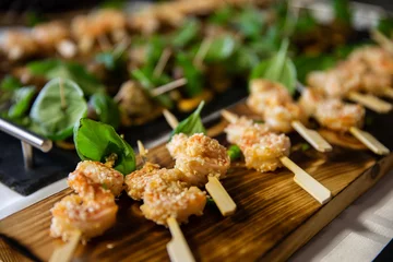 Fotobehang Brochette de crevettes déposées sur un plateau lors d'un événement © Veronique