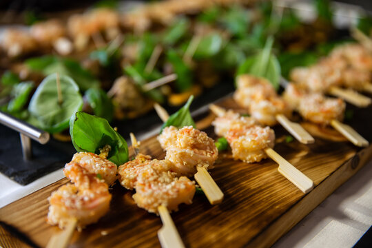 Brochette de crevettes d&eacute;pos&eacute;es sur un plateau lors d'un &eacute;v&eacute;nement