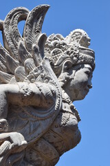 Hinduistische Flügelgestalt auf Bali