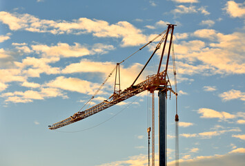 Baukrananlage vor Abendhimmel