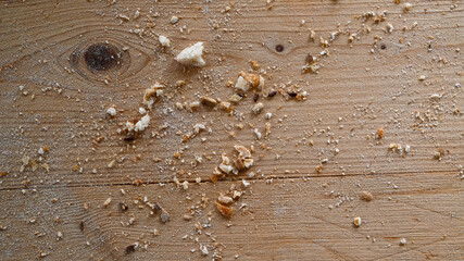 Krümmel vom Brot liegen auf Holzbrett