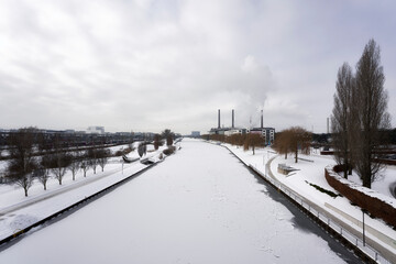 Ansicht der Stadt Wolfsburg im Winter