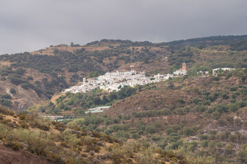 Fototapeta na wymiar towns on the side of a mountain in the Sierra Nevada