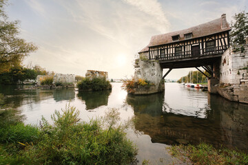 Vue sur le vieux moulin de Vernon (proche Giverny)  datant du XIIe siècle, bâti sur les piliers d'un ancien pont traversant la Seine.