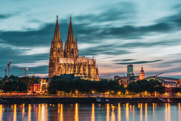 Obraz premium Panoramic view of Cologne Cathedral at the blue hour, Germany.