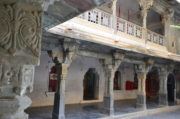 Obraz premium Colonnade in the inner courtyard of Bagore ki haveli