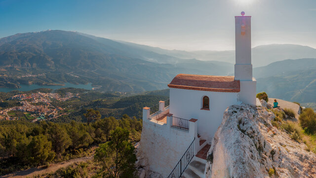 Panoramic from the hermitage of Cristo del Zapato, with views of Pinos del Valle, the beznar reservoir and Sierra Nevada.