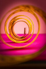 Gelbes Maßband auf pinkfarbenem Untergrund