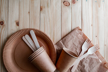 Fototapeta na wymiar Disposable eco friendly food packaging. Brown kraft paper food containers on wooden background. Flat lay.