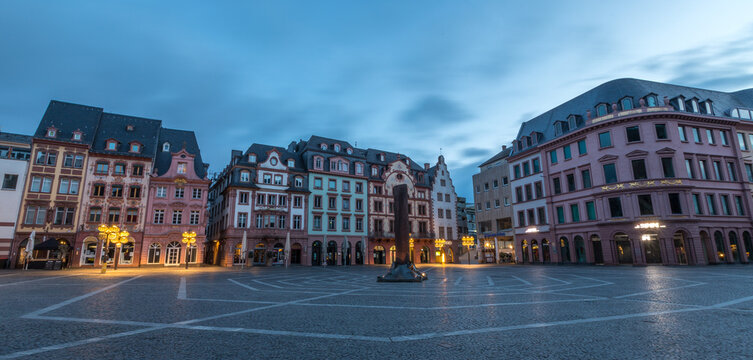 Der Marktplatz in Mainz am frühen Morgen