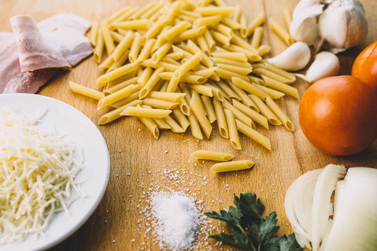 Variedad de ingredientes para una pasta de macarrones con tomate.